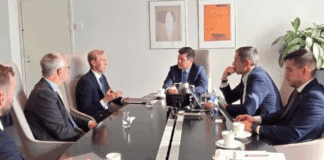 Autoridades paraguayas en reunión con los representantes de Nokia.