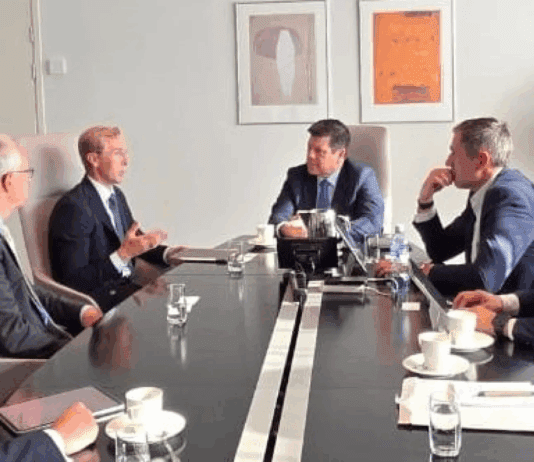 Autoridades paraguayas en reunión con los representantes de Nokia.