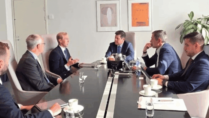 Autoridades paraguayas en reunión con los representantes de Nokia.