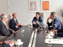 Autoridades paraguayas en reunión con los representantes de Nokia.